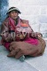 Starý mních v čhupe, tradičnom tibetskom odeve