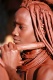 Himbské ženy - natieranie tela